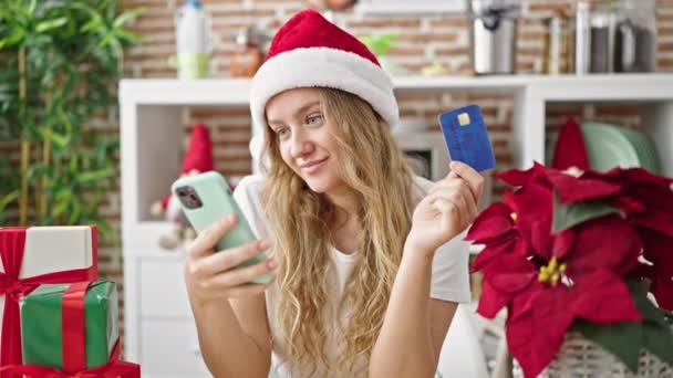 Jong Blond Vrouw Met Smartphone Vieren Kerst Thuis — Stockvideo