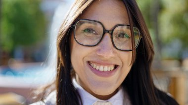 Parkta kendine güvenen güzel, İspanyol bir kadın.