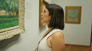 Güzel İspanyol bir kadın Viyana 'daki Albertina Müzesi' nde sanat galerisini ziyaret ediyor.