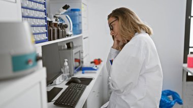 Yorgun genç sarışın bilim kadını, kritik tıbbi araştırmaların ortasında laboratuvar bilgisayarında gece yarısı yağını yakarken boğuldu.