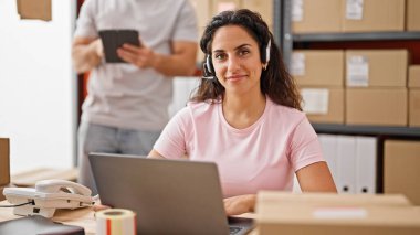 Erkek ve kadın dış ticaret işçileri ofiste çalışıyor.