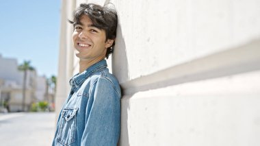 Üniversitede kendinden emin gülümseyen genç bir İspanyol.