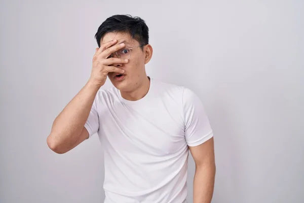 Beyaz Arka Planda Duran Asyalı Genç Adam Şok Içinde Yüzünü — Stok fotoğraf