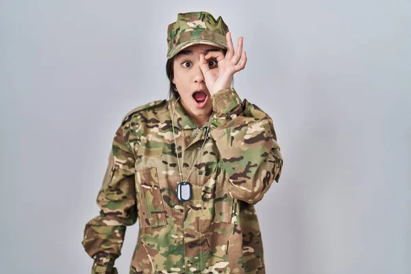 Young South Asian Woman Wearing Camouflage Army Uniform Doing Gesture — Stock Photo, Image