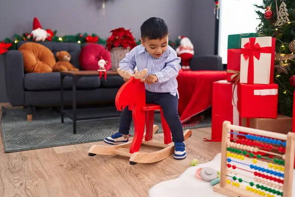 Adorable Niño Hispano Jugando Con Renos Meciéndose Árbol Navidad Casa — Foto de Stock