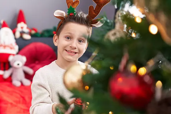 Adorable Chico Caucásico Con Orejas Reno Decorando Árbol Navidad Casa —  Fotos de Stock