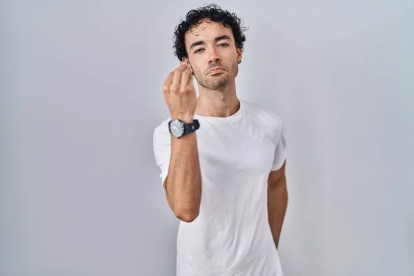 Homem Hispânico Sobre Fundo Isolado Fazendo Gesto Italiano Com Mão — Fotografia de Stock