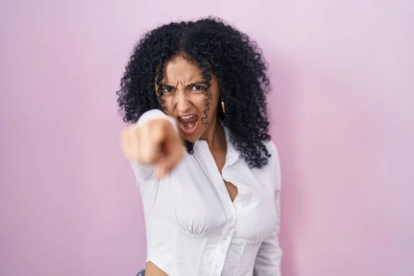 头发卷曲的西班牙裔女人站在粉红的背景上 对着摄像机表示不满和沮丧 对你感到愤怒和愤怒 — 图库照片