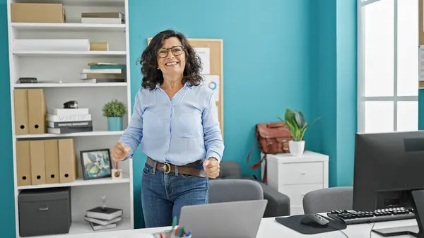 Trabajadora Negocios Hispana Mediana Edad Usando Laptop Celebrando Oficina —  Fotos de Stock
