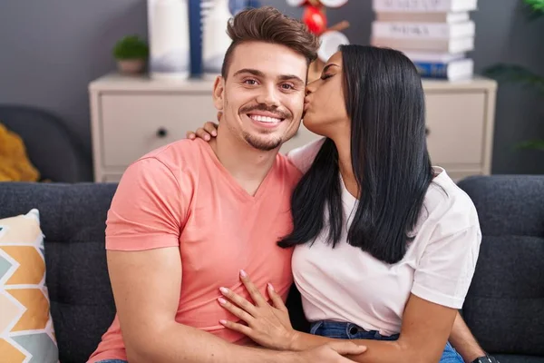 Hombre Mujer Pareja Abrazándose Besándose Sentado Sofá Casa —  Fotos de Stock