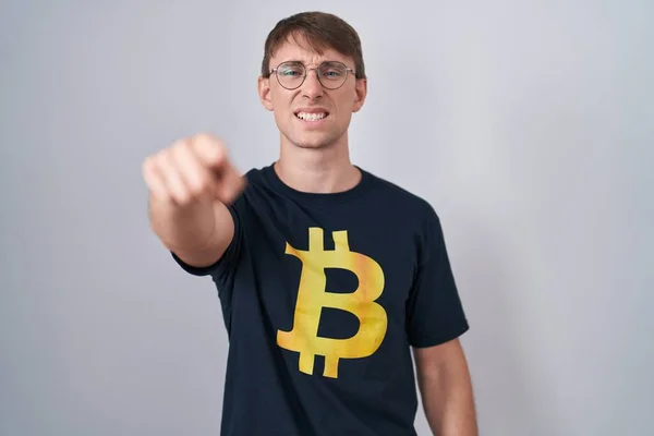 Blanc Blond Homme Portant Bitcoin Shirt Pointant Mécontent Frustré Caméra — Photo