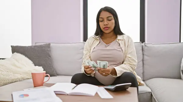 Kararlı Hamile Bir Kadın Anneliği Kucaklayan Evdeki Koltukta Oturan Dolar — Stok fotoğraf