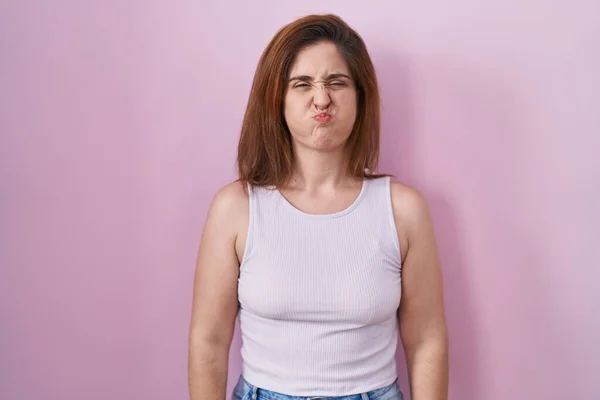 Brunette Woman Standing Pink Background Puffing Cheeks Funny Face Mouth — Stock Photo, Image