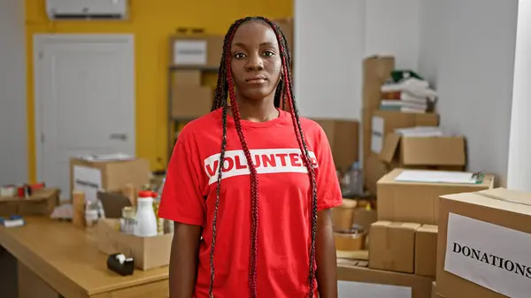 Красивая Африканская Американка Серьезный Доброволец Стоит Помещении Складе Благотворительного Центра — стоковое фото