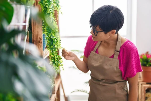 Μέση Ηλικία Κινεζική Γυναίκα Ανθοπωλείο Αγγίζοντας Φυτό Στο Ανθοπωλείο — Φωτογραφία Αρχείου