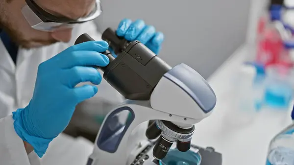 Jovem Cientista Hispânico Usando Microscópio Laboratório — Fotografia de Stock