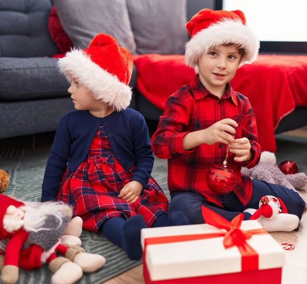 Αξιολάτρευτο Αγόρι Και Κορίτσι Γιορτάζει Χριστούγεννα Κρατώντας Καραμέλες Στο Σπίτι — Φωτογραφία Αρχείου