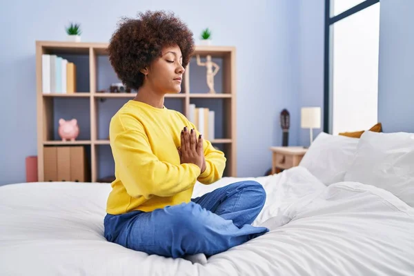 African American Woman Doing Yoga Exercise Sitting Bed Bedroom — Stock Photo, Image