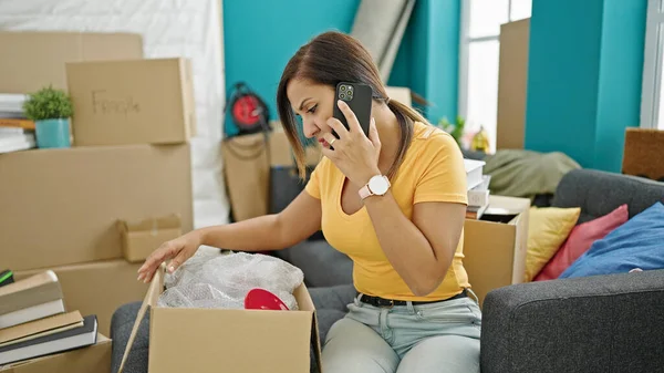 Middle Eastern Woman Unpacking Cardboard Box Speaking Phone New Home — Stock Photo, Image