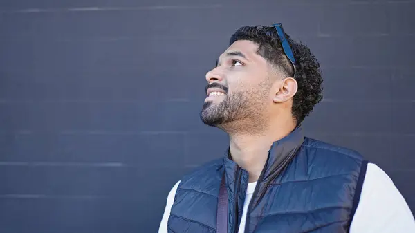 Hombre Afroamericano Sonriendo Confiado Mirando Cielo Sobre Fondo Negro Aislado —  Fotos de Stock
