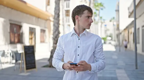 Young Caucasian Man Using Smartphone Serious Expression Street — Stock Photo, Image