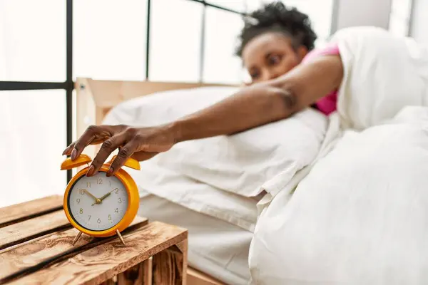 Африканская Американка Выключает Будильник Лежащий Кровати Спальне — стоковое фото