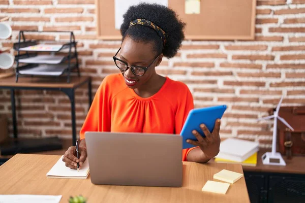 Trabajadora Negocios Afroamericana Usando Touchpad Escribe Notebook Oficina — Foto de Stock