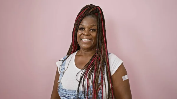 Femme Afro Américaine Confiante Souriant Joyeusement Debout Sur Fond Rose — Photo