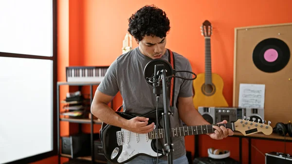 Jonge Latijnse Man Muzikant Zingen Lied Spelen Elektrische Gitaar Muziekstudio — Stockfoto