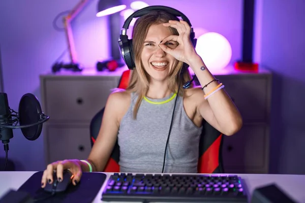 Rubia Mujer Caucásica Jugando Videojuegos Con Auriculares Sonriendo Feliz Haciendo —  Fotos de Stock