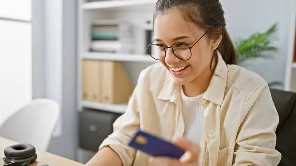 Confident Young Hispanic Woman Joyfully Holding Credit Card Her Beautiful — Stock Photo, Image