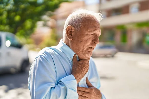 Старший Седой Мужчина Страдающий Сердечного Приступа Улице — стоковое фото