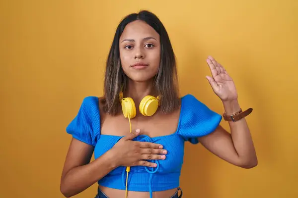 Hispanic Young Woman Standing Yellow Background Swearing Hand Chest Open — Stock Photo, Image