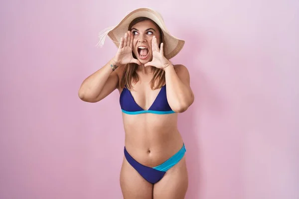 Giovane Donna Ispanica Indossa Bikini Sfondo Rosa Sorridente Allegra Sbirciare — Foto Stock