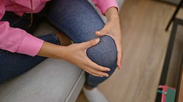 Hispanic Woman Hands Clutching Aching Knee Indoor Suffering Painful Injury — Stock Photo, Image