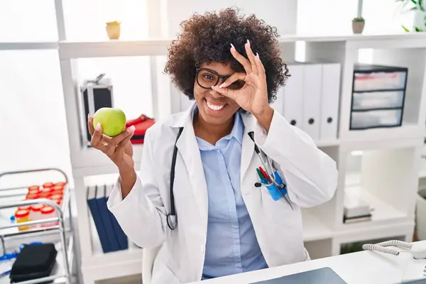 Médecin Noir Femme Aux Cheveux Bouclés Tenant Pomme Verte Souriant — Photo