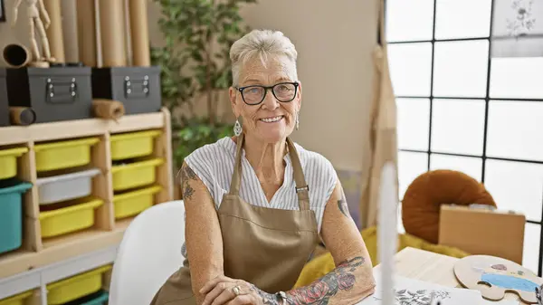 Brillante Artista Senior Pelo Gris Sentada Mesa Pintando Con Confianza — Foto de Stock