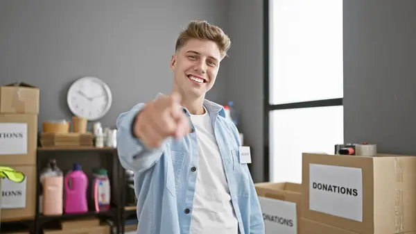Confident Young Caucasian Man Charming Smile Volunteering Charity Center Enthusiastically — Stock Photo, Image