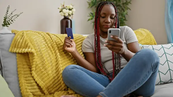 Smart Beautiful African American Woman Texting Away Concentrated Online Shopping — Stock Photo, Image