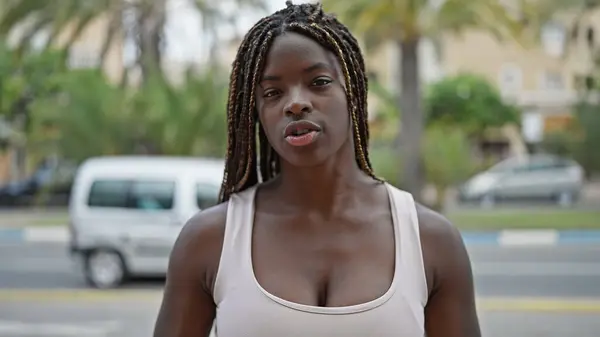 Африканская Американка Стоящая Серьезным Выражением Улице — стоковое фото