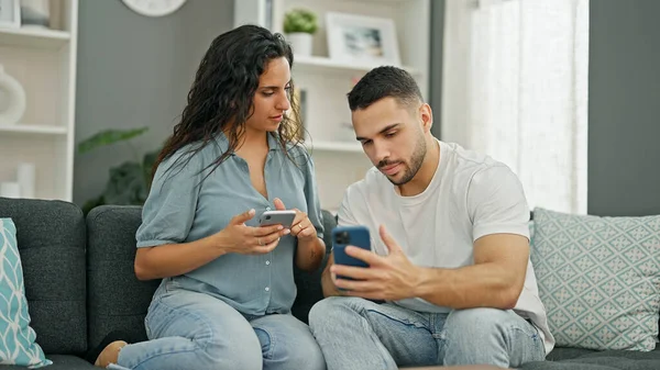 Άνδρας Και Γυναίκα Ζευγάρι Που Χρησιμοποιούν Smartphones Που Κάθονται Στον — Φωτογραφία Αρχείου