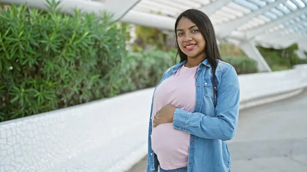 Neşeli Genç Latin Kadın Mutlu Bir Annelik Bekliyor Hamile Karnına — Stok fotoğraf