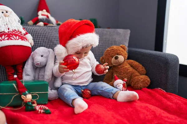 Adorável Bebê Caucasiano Brincando Com Bola Decoração Natal Sentado Sofá — Fotografia de Stock