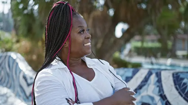 Femme Afro Américaine Confiante Joyeuse Avec Des Tresses Debout Avec — Photo