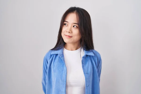 Jeune Femme Chinoise Debout Sur Fond Blanc Souriant Regardant Vers — Photo