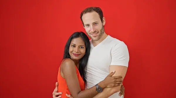 Casal Bonito Sorrindo Confiante Abraçando Uns Aos Outros Sobre Fundo — Fotografia de Stock