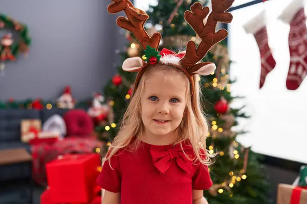 Schattig Blond Meisje Glimlachen Zelfverzekerd Staan Door Kerstboom Thuis — Stockfoto