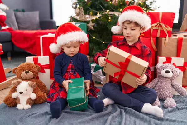 Adorable Niño Niña Sonriendo Confiado Celebración Regalo Navidad Casa —  Fotos de Stock