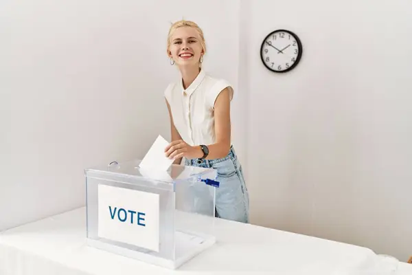 Young Blonde Woman Smiling Confident Voting Electoral College — Stock Photo, Image
