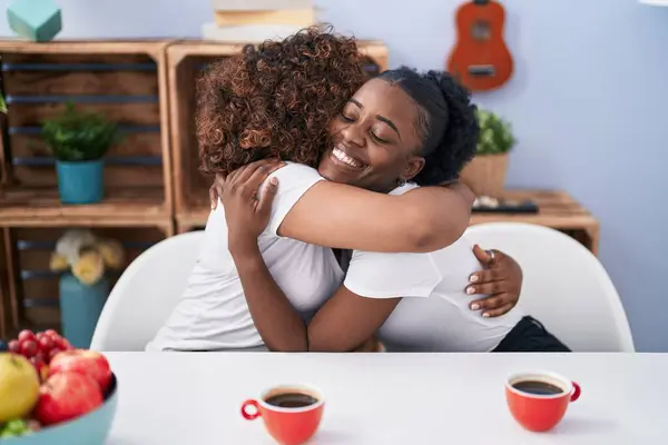 Afroamerikanerinnen Mutter Und Tochter Umarmen Sich Beim Kaffeetrinken Hause — Stockfoto